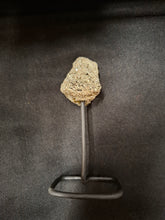 Afbeelding in Gallery-weergave laden, Pyriet op standaard div. grote