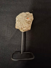 Afbeelding in Gallery-weergave laden, Pyriet op standaard div. grote