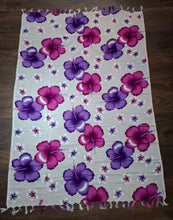 Afbeelding in Gallery-weergave laden, Witte doek met bloemen div. kleuren/bloemen